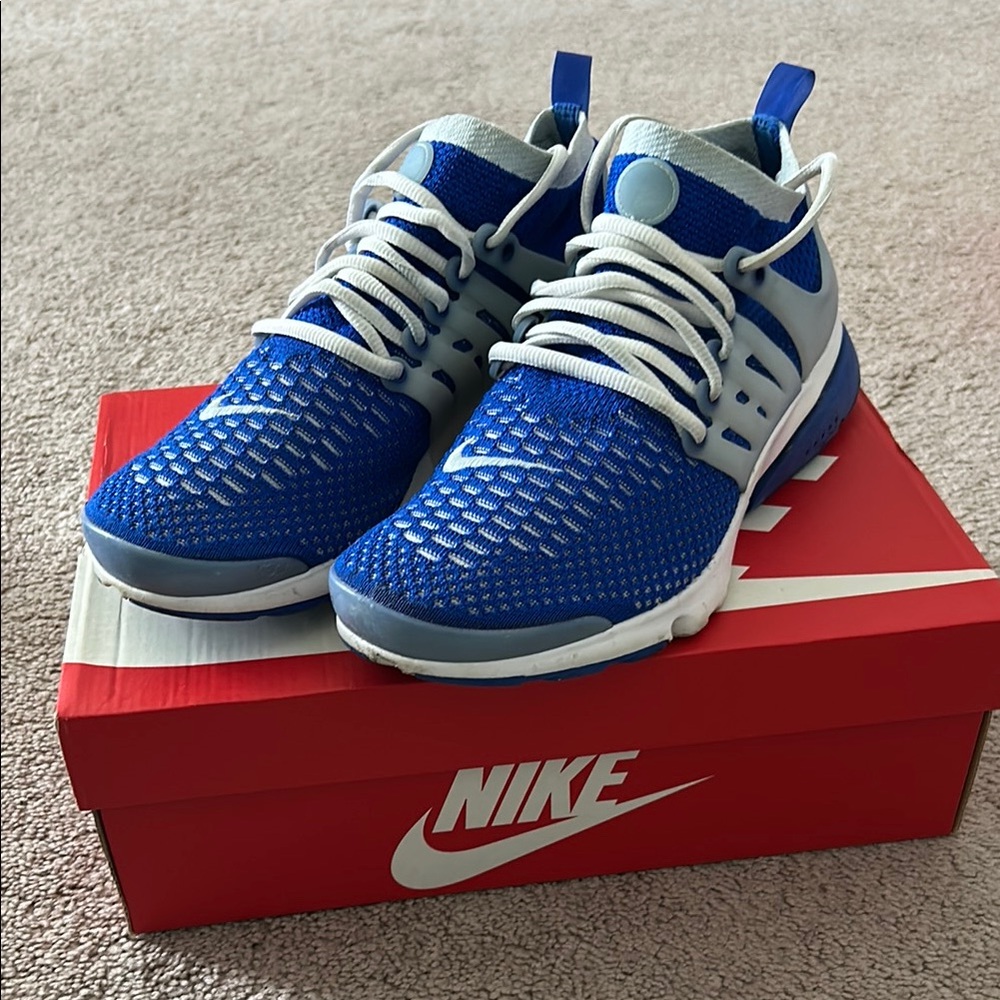 Nike Men’s Blue and White Sneakers